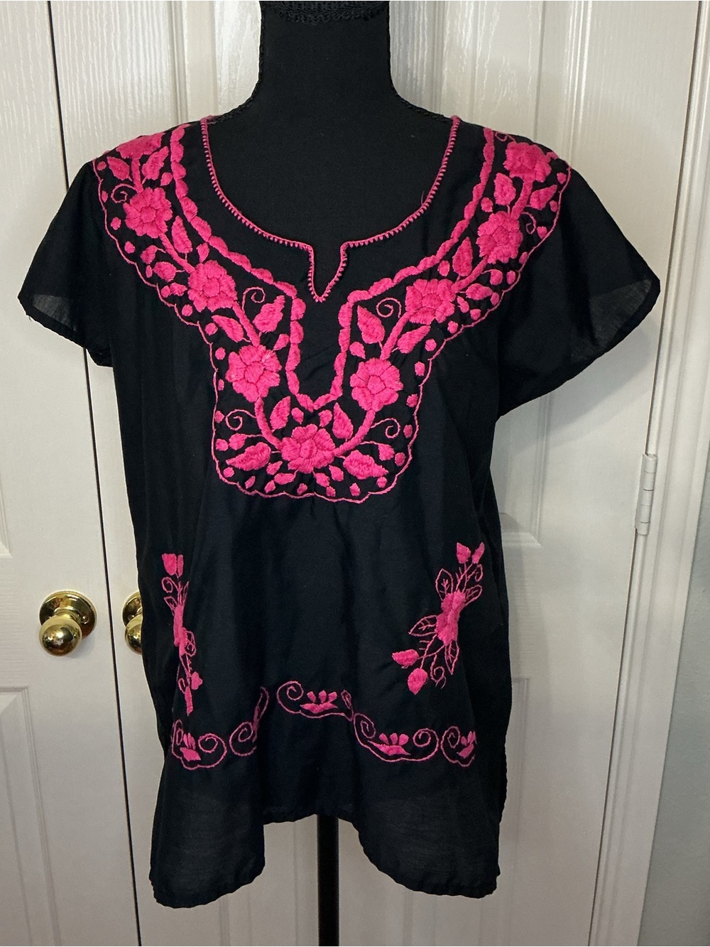 Nativa Black Top with Hot Pink Floral Embroidery Sz Small